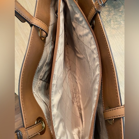 MICHAEL KORS “WALSH” LEATHER VANILLA TOTE W/MK GOLD CHARM - Picture 4 of 7